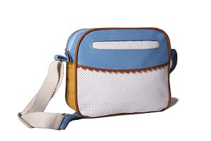 Bandolera Smily Una perfecta combinación de telas, colores y texturas. Apertura con cierre. Bolsillo exterior e interior. Manija regulable. Medidas 25x20x7 $ 380